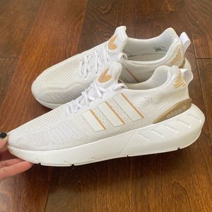 Adidas Swift Run 22 White Gold Athletic Running Sneakers Woman’s size 8 1/2